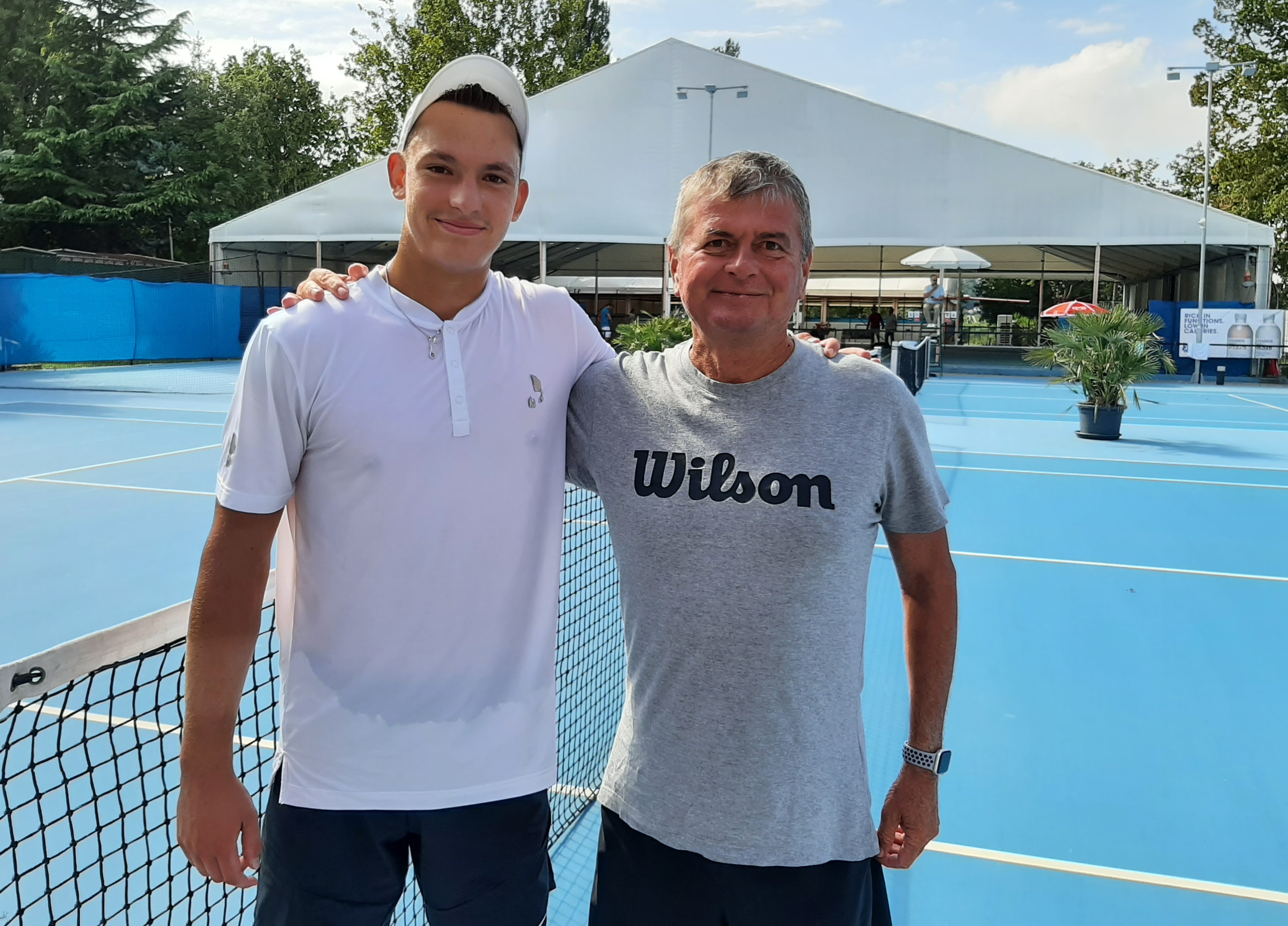 Mészáros Patrik (balról) edzőjével Papp Sándorral, miután egyesben is megszerezte karrierje első ATP-pontját