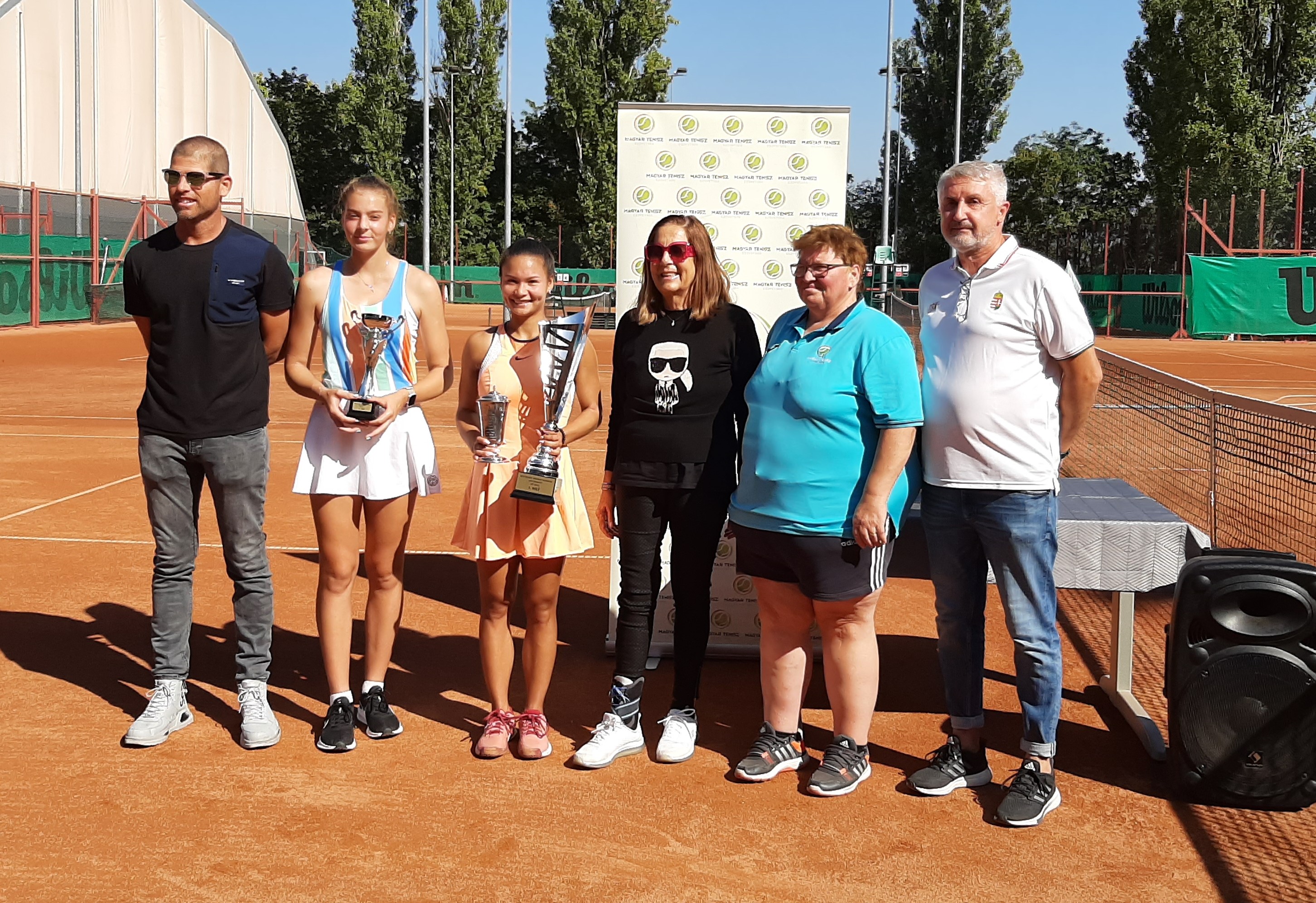 A női döntő résztvevőinek Körmöczy Zsuzsa (középen feketében) személyesen adta át a díjakat