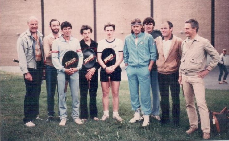 Egy BSE-edzőtábor a múltból. A magyar teniszezők Björn Borg mellett gyakorolhattak Stockholmban. Az akkori világelső mögött Nagy Gyula.