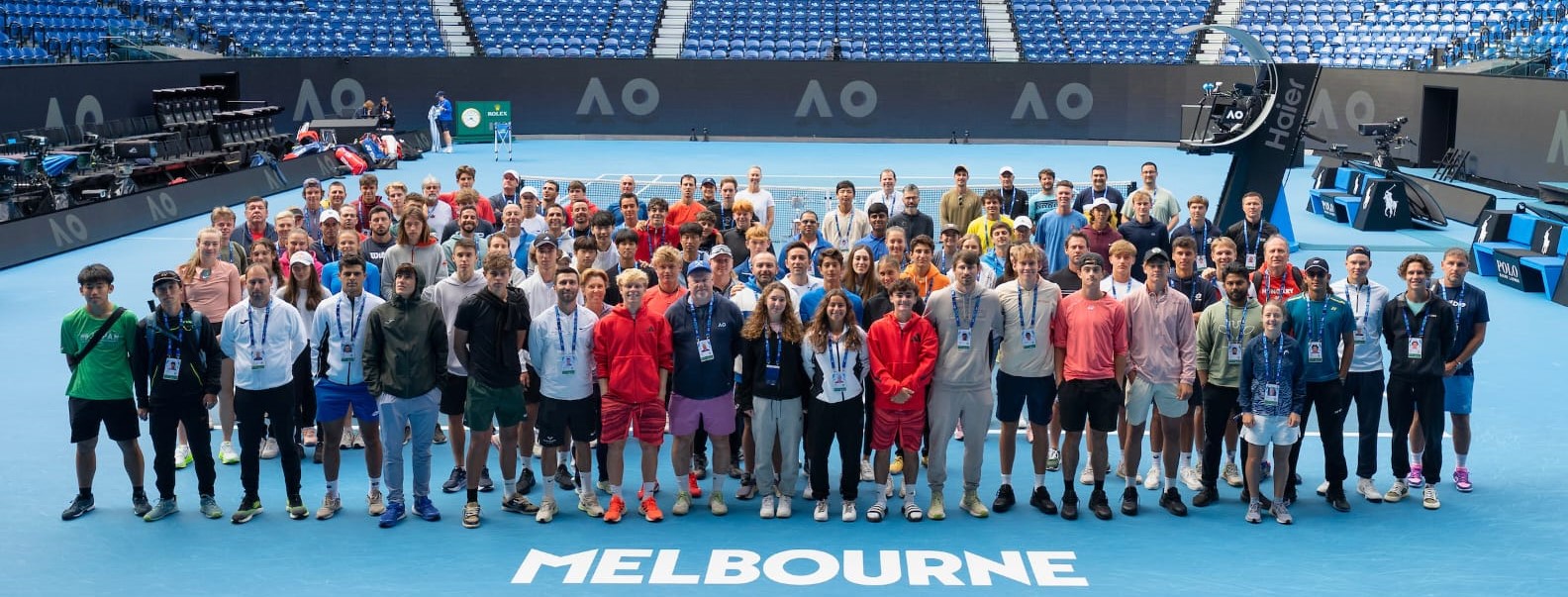 A selejtező első fordulóját sikeresen vevő juniorok is megérkeztek Melbourne-be. Bíró Melinda elől jobbról az ötödik