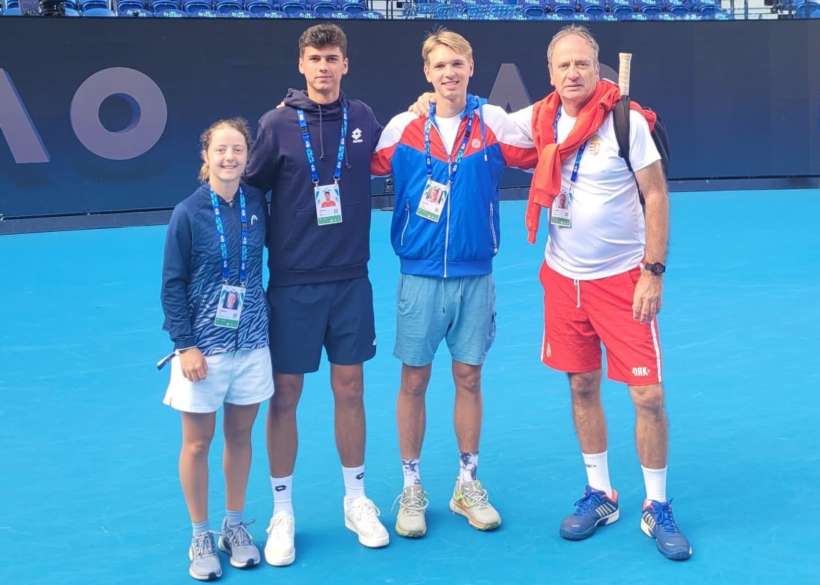 A magyar fiatalok, Bíró Melinda, Kincses Kolos és Nagy Botond (balról jobbra) Melbourne-ben Fekete Rudolf szövetségi edző kíséretében