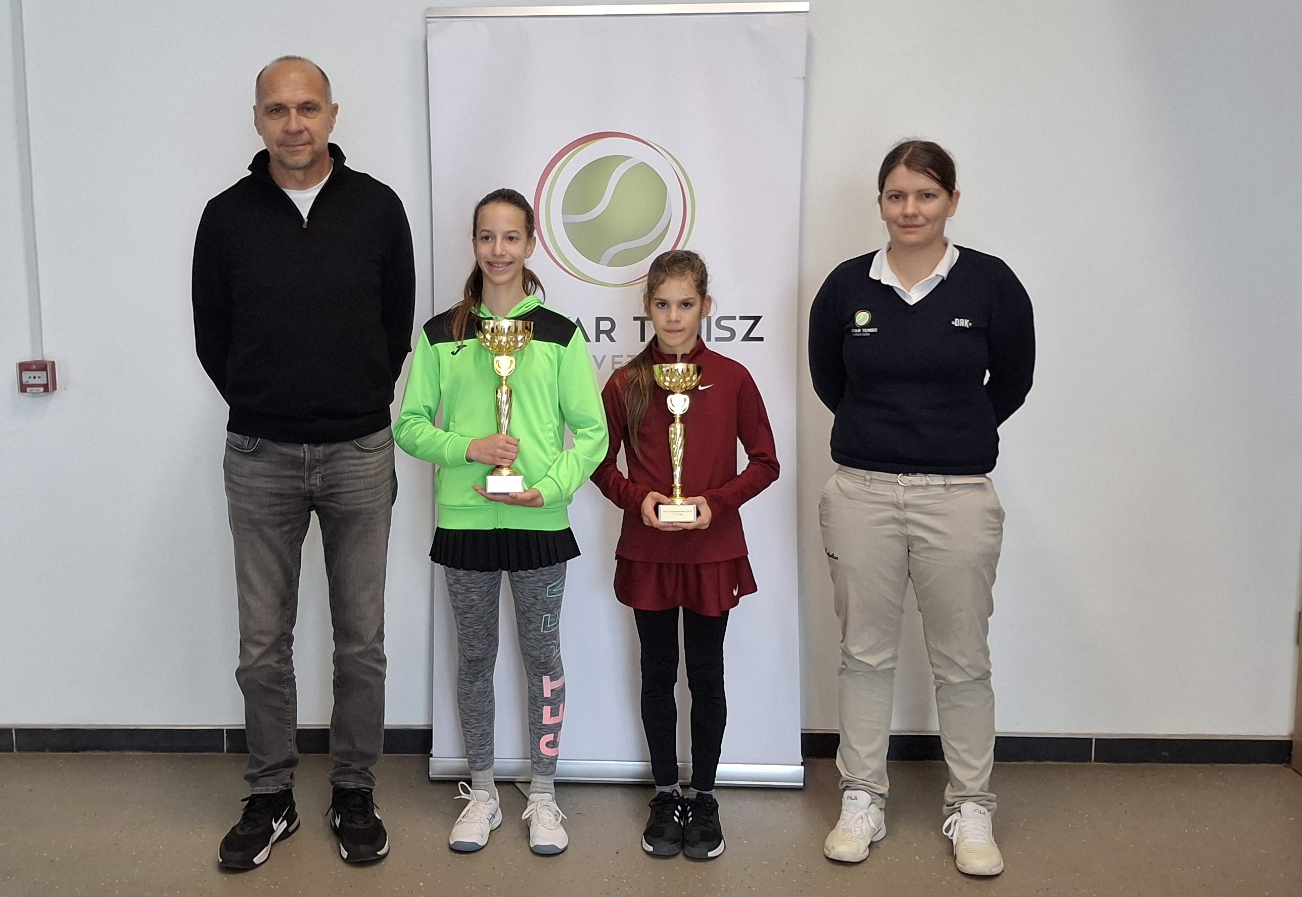 L12-es díjátadó: Gulyás István versenyigazgató, Polgárdi Zita, Tóth Lola és Kovács Annamária versenybíró (balról jobbra)