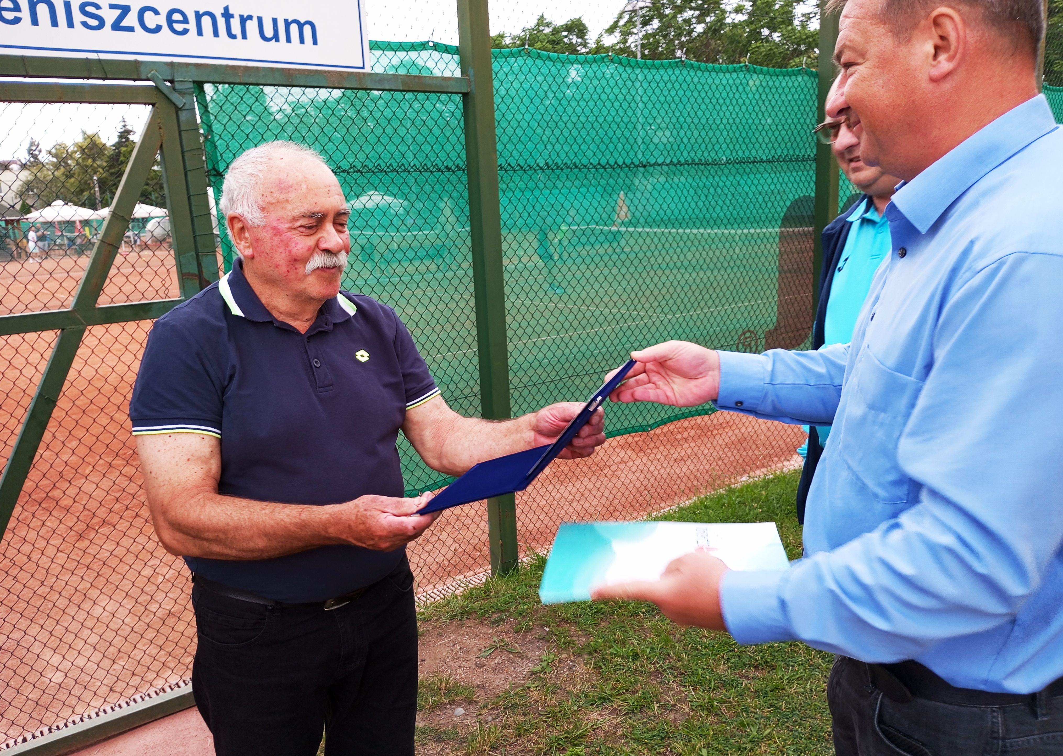 Benedek Elek átveszi az emlékplakettet Gergely Ákostól és Nyírő Lászlótól