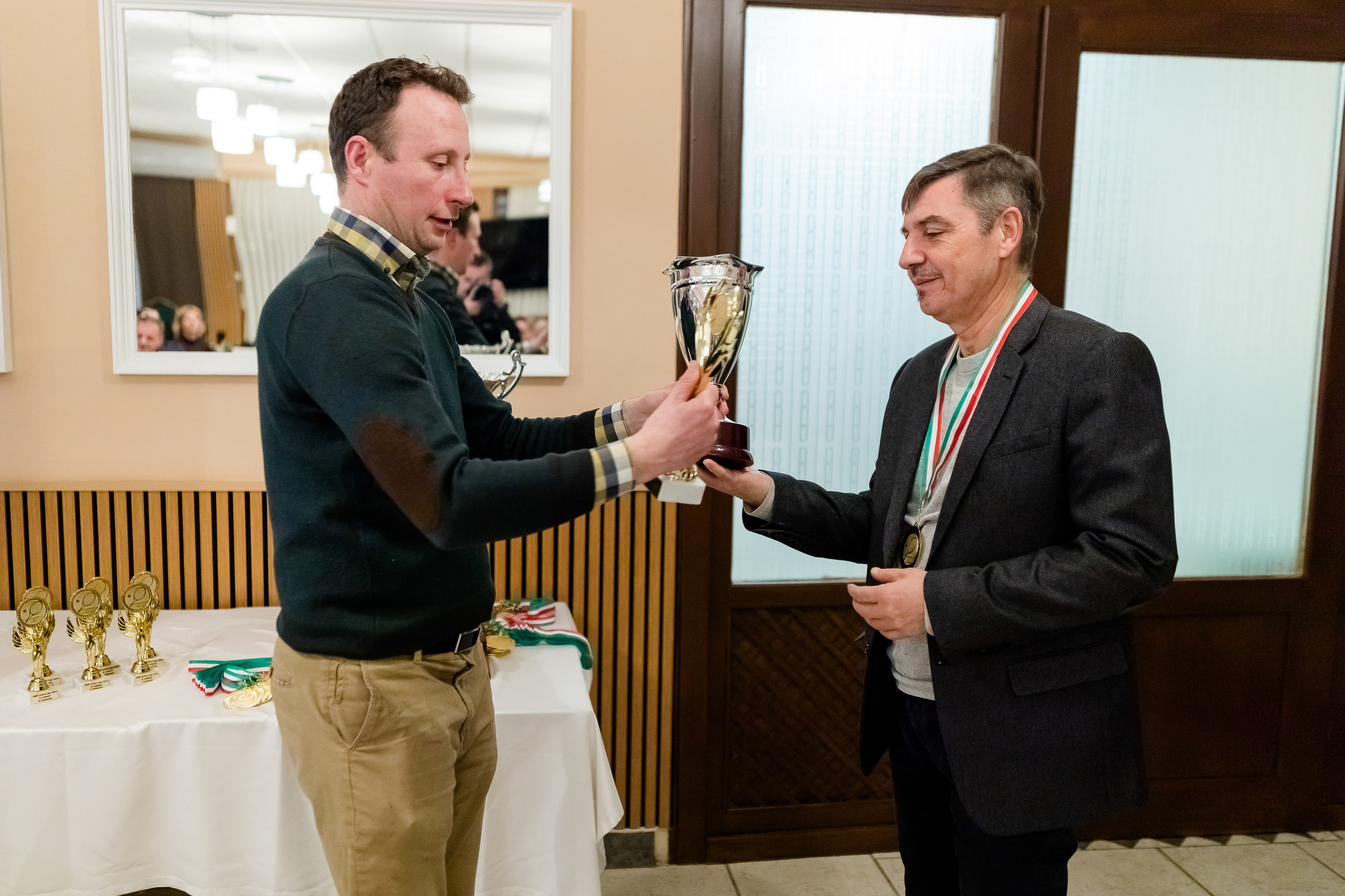 A berettyóújfalui Kolozsvári Gergely (jobbról) veszi át a III. osztály nyertesének díját