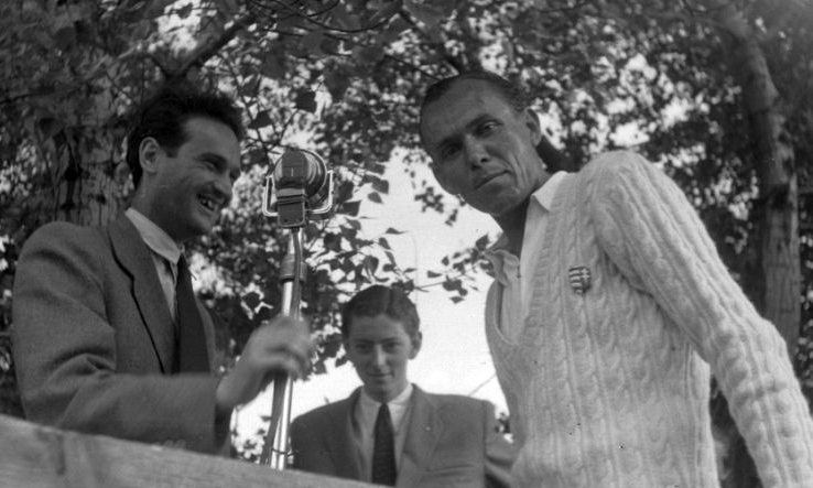 Szepesi György mikrofonja előtt Asbóth József két évvel Roland Garros-diadala után