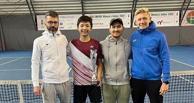 Csarnakovics Erik, a kazah Zangar Nurlanuly, valamint a csapatához tartozó Isa Mammutgaev tenisz asszisztens, és Pavel Šmela, erőnléti edző  