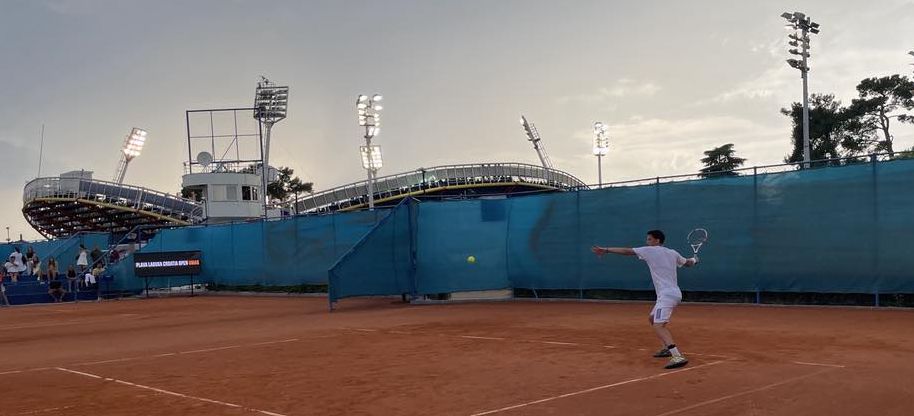 Dominic Thiem gyakorol az umagi Goran Ivanisevic-stadion edzőpályáján