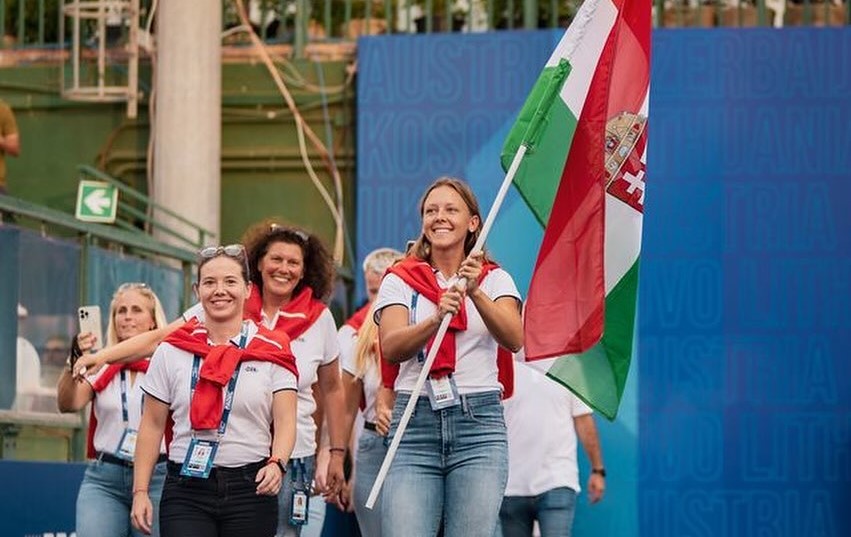 Andrejszki Dóra büszkén viszi a magyar zászlót az Európa-bajnokságon