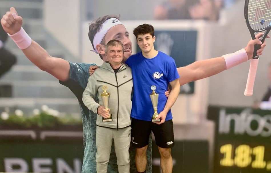 Jelenlegi edzőjével, Papp Sándorral, a februári oslói J60-as ITF-tornán, ahol egyesben második, párosban pedig első helyen végzett