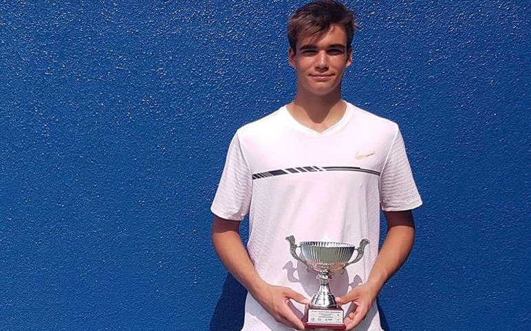 Fajta Péter karrierje első junior ITF-serlegével – Fotó: Facebook