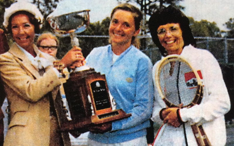 1972, Florida: középen a tornanyertes Marie, jobbról a legyőzött Billie Jean King, aki abban az évben 3 Grand Slam tornát nyert