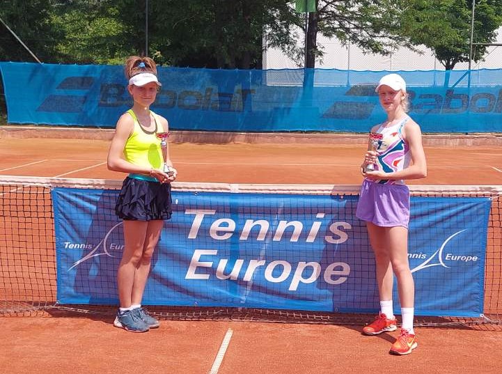 Kardos Lora (balról) májusban TE U14-es versenyt nyert a Grand Slam Parkban