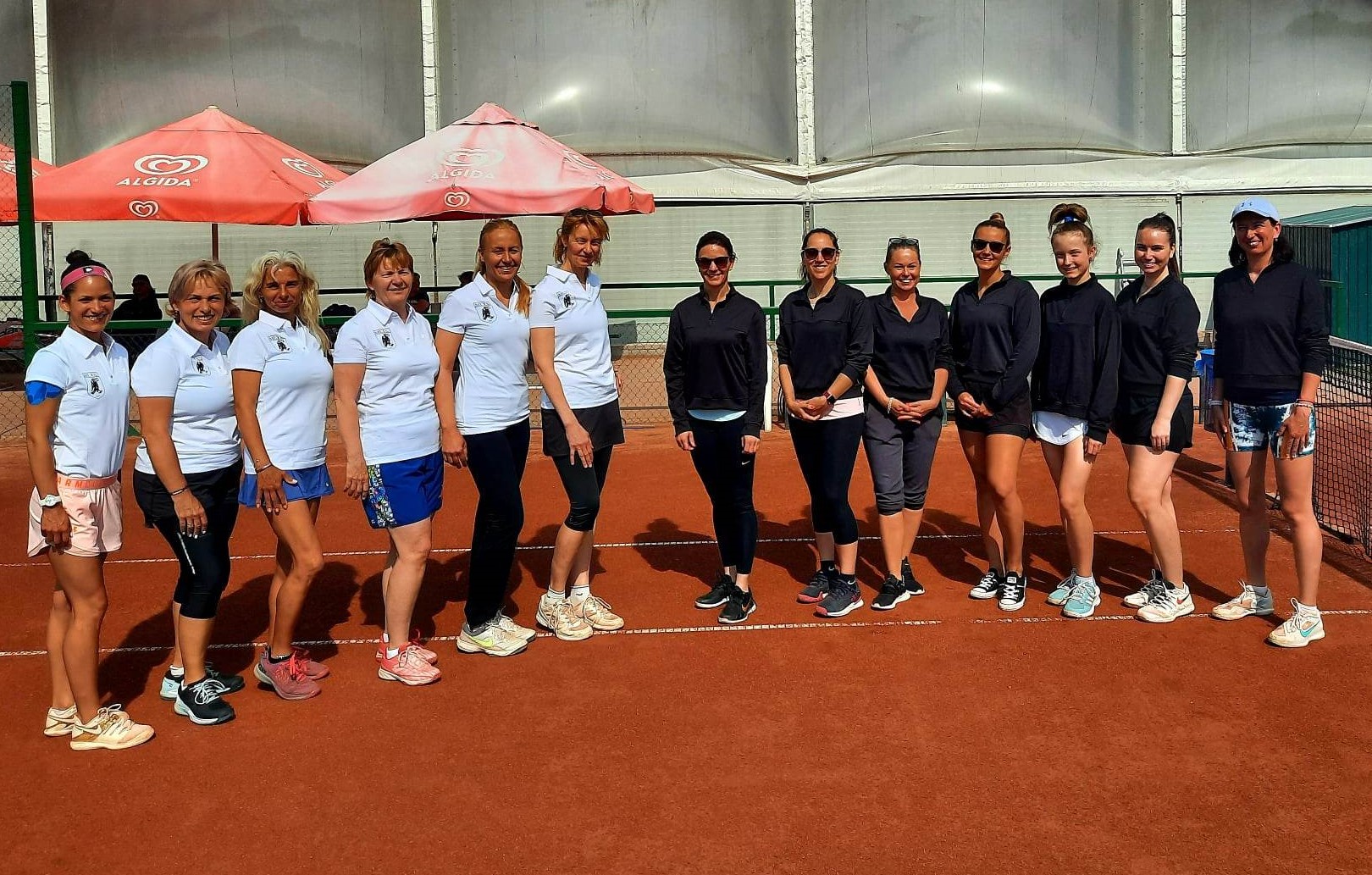 Kardos Lora (feketében jobbról a harmadik) örömmel játszik a Mini Garros TK felnőtt női csapatában
