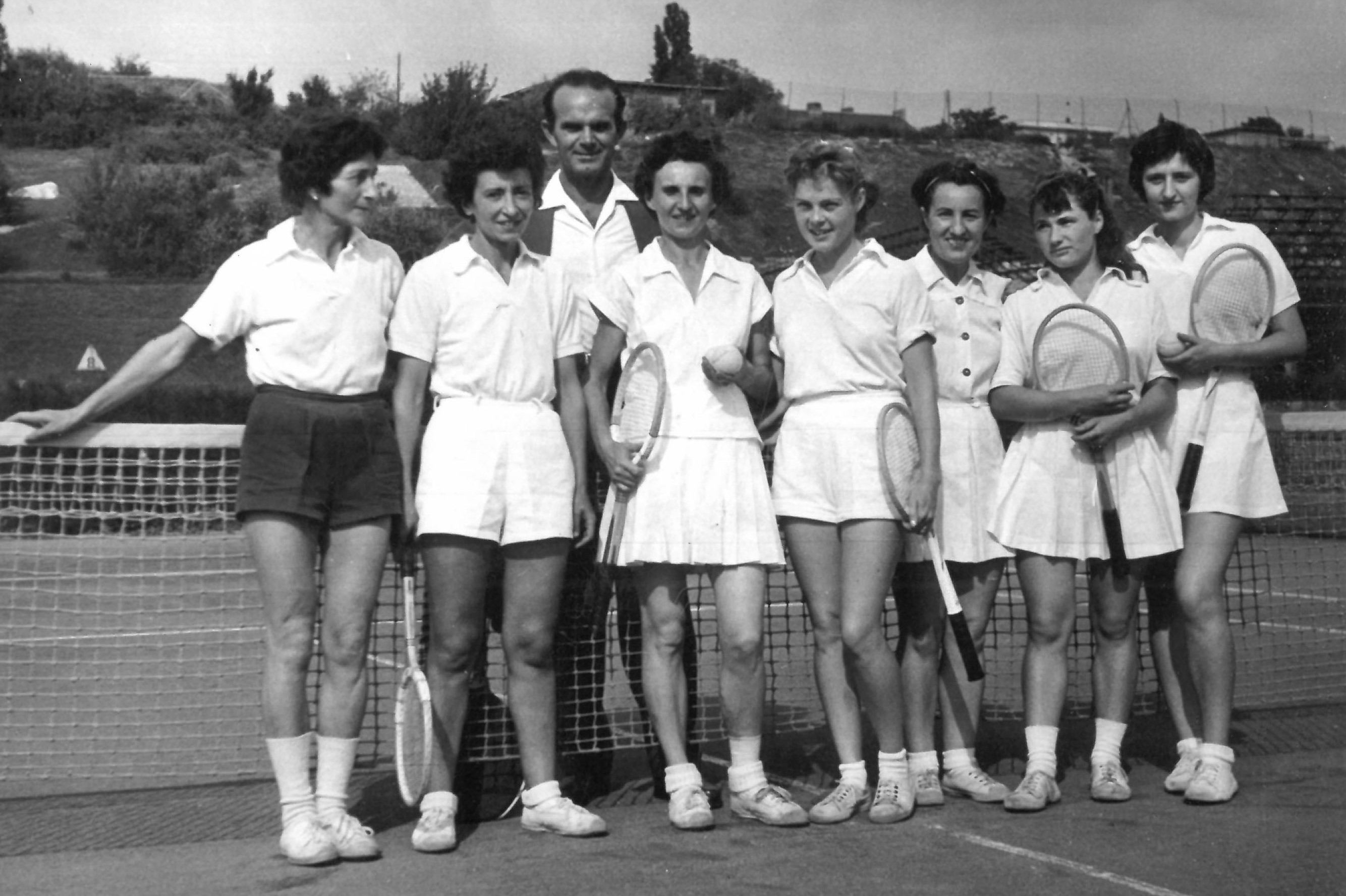 Kelemen Imre az Ú. Dózsa 1960-ban ob-győztes női csapatával