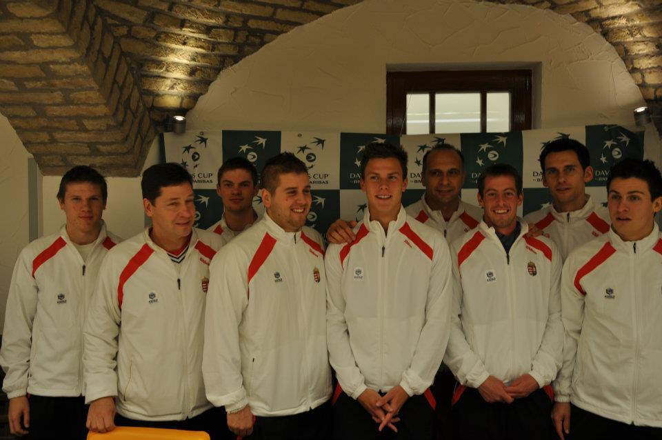 2012-ben még egy DC-csapatban játszott Kellner Ádám (elől balról a harmadik) és Fucsovics Márton (mellette, balról a negyedik) Szegeden