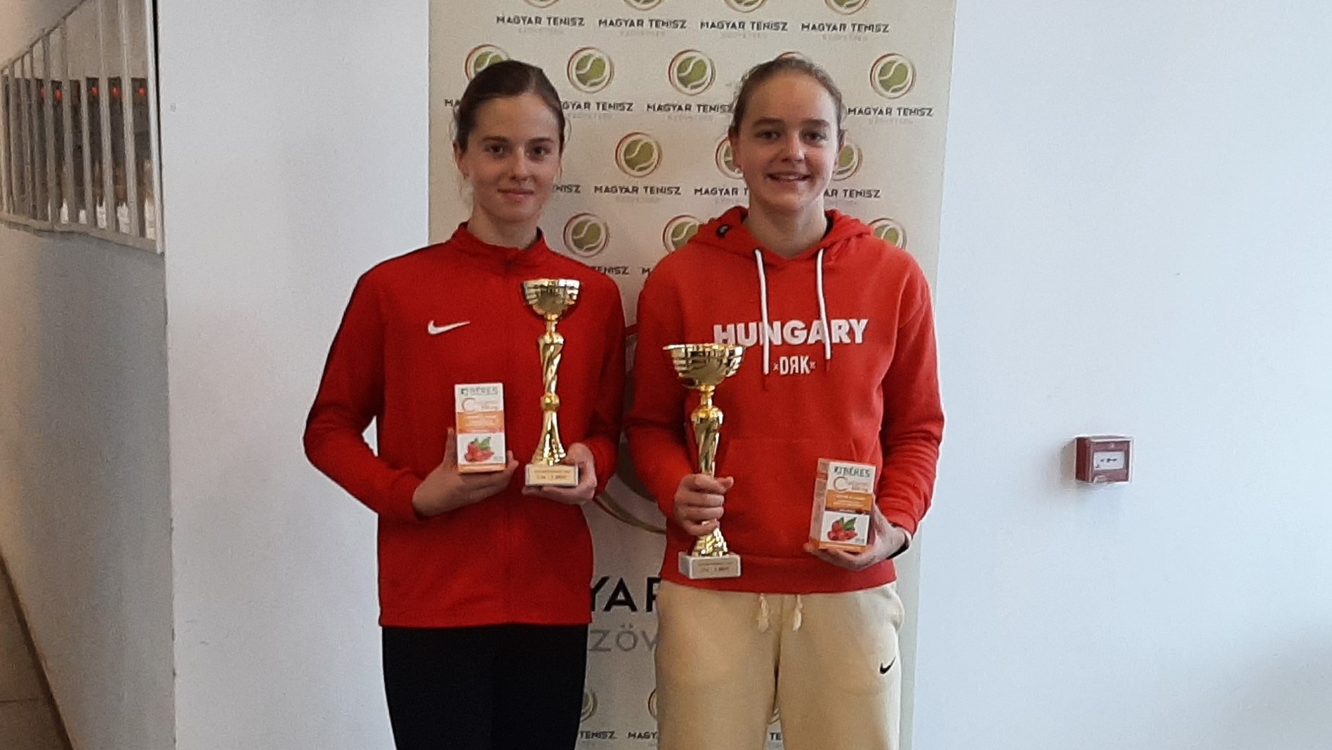 Sávolt Karolina a második, Kálmán Luca pedig az első helyen végzett az U14-es leányok mesterversenyén (balról jobbra)
