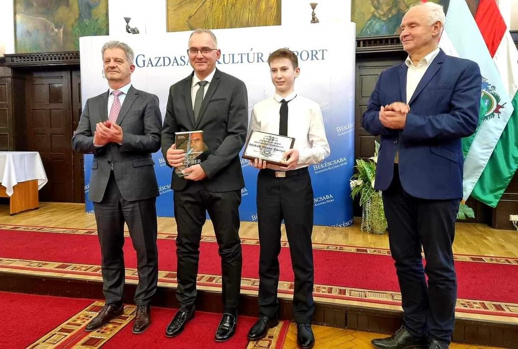 Dami tavaly elnyerte a Békéscsaba legjobb utánpótláskorú sportolójának járó díjat, amelyet a város vezetőitől vett át Hankó Bálint társaságában