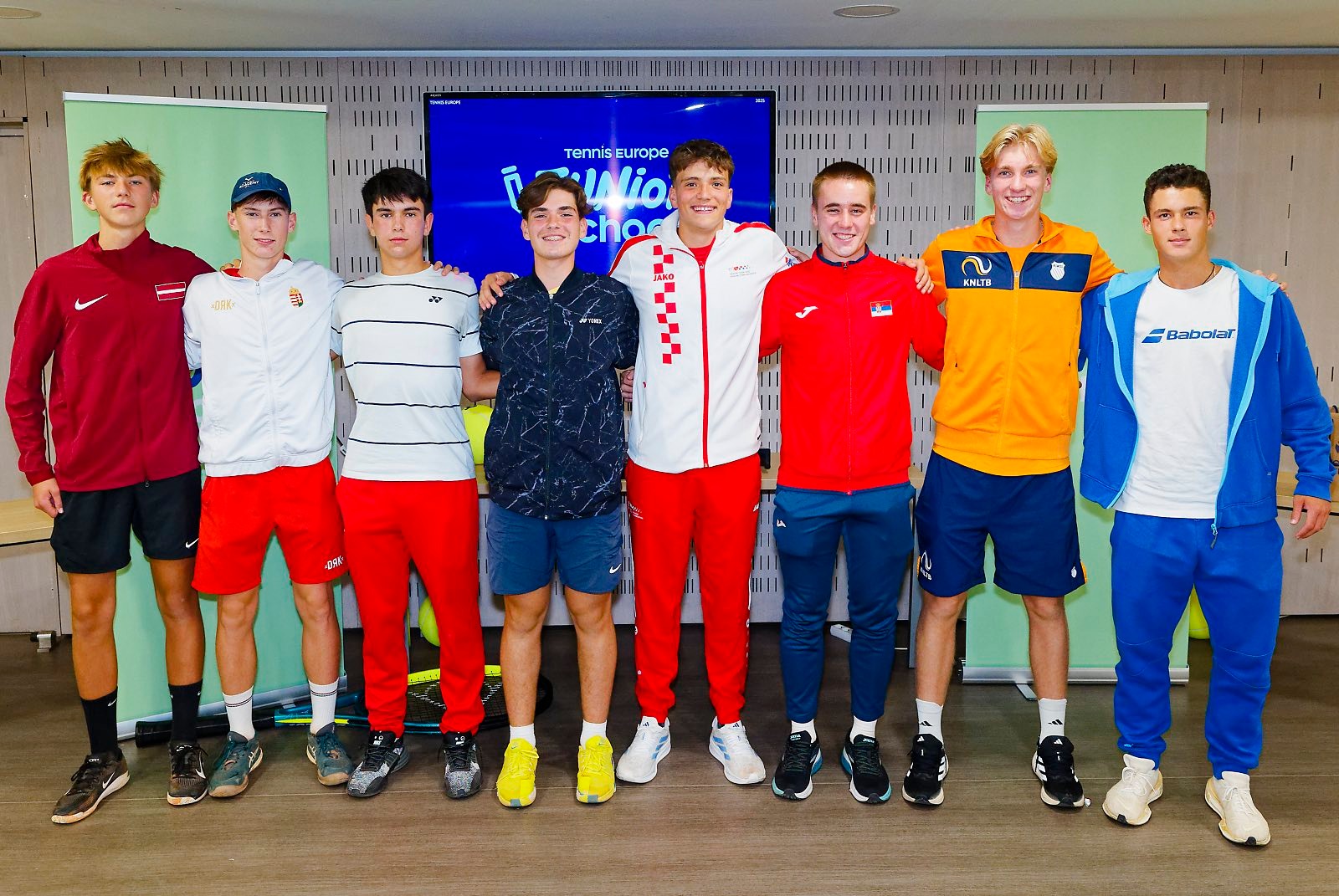 Fotó: TE Mokán István Damján (balról a második) az U16-os mesterverseny nyolc résztvevőjének társaságában