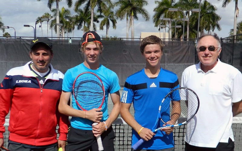 Adriano Fuorivia és tanítványa, Denis Shapovalov, valamint Nagy Péter és Veres Nándor 2015-ben, Floridában