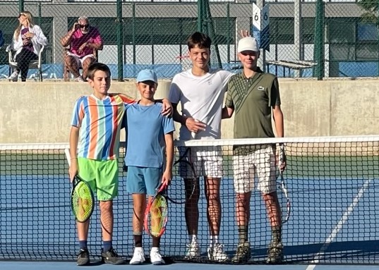 A páros előtt készült fotón látható milyen fizikális fölényben voltak a magyar fiúk (balról) ellenfelei (jobbról)