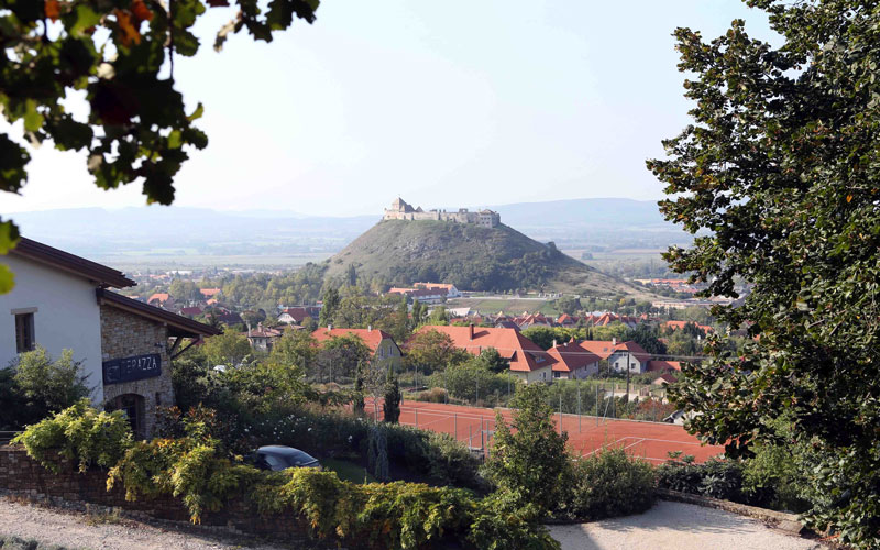 Teniszezni, megpihenni a lágy őszi napsugarak simogatásában