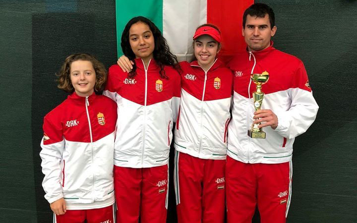 A plovdivi selejtezőcsoportban bronzérmes U14-es magyar csapat. Bíró Melinda, Major Stella, Molnár Kitti és Szatmáry Adrián szövetségi edző